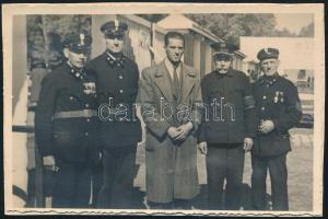 cca 1920-1940 BSZKRt tisztviselők egyenruhában, 8,5×13 cm
