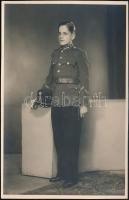 1942 Nagyváradi honvéd tüzér hadapród I. évfolyamos, egyenruhában, hátoldalon feliratozott fotólap, 13,5×8,5 cm