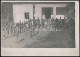 cca 1940 Leventék csoportképe, zászlóbontás, fotó, 13×18 cm