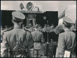 cca 1950 Katonai szemle, kiváló szakasz cím átadása, fotó, 13×17,5 cm