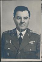 Ezredes partizán kitüntetéssel, határőr jelvénnyel a Kádár-korszakból, fotó, 18×12 cm