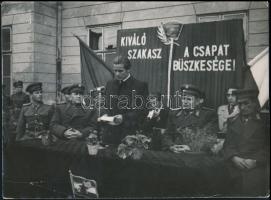 1953 Rákosi-korszak, kiváló szakasz díj átadása, sajtófotó, 18×24 cm