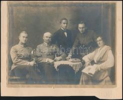 cca 1914-1918 Főtiszt kitüntetésekkel, fiai társaságában, kartonra kasírozott fotó, karton körbevágva, 14,5×19 cm