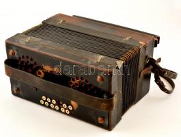 Régi tangóharmonika, kissé viseltes állapotban