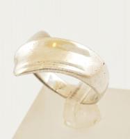 Ezüst(Ag) szalagos gyűrű, jelzés nélkül, méret: 56, nettó: 4,4 g