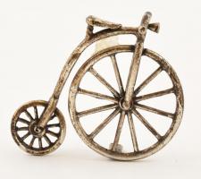Ezüst(Ag) miniatűr velocipéd, jelzett, 3×3 cm, nettó: 3,6 g