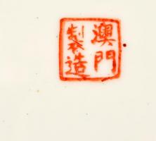 Dekoratív kínai porcelán tányér, kézzel festett, jelzett, apró kopásokkal, d: 26,5 cm