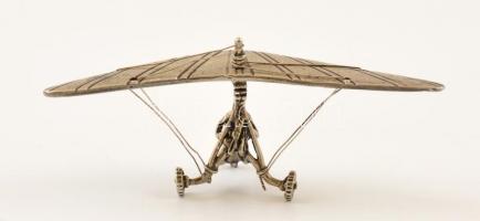 Ezüst(Ag) miniatűr sárkányrepülő, jelzett, 8×3 cm, nettó: 17,2 g