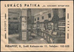 Lukács Patika Gr. Széchenyi Istvánhoz Budapest II. Széll Kálmán tér receptborítékja, rajta a patika beltéri fotójával