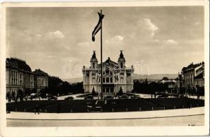 Kolozsvár, Cluj; Hitler Adolf tér, országzászló, Nemzeti színház magyar zászlóval és címerrel / square, Hungarian flag, theatre with Hungarian coat of arms