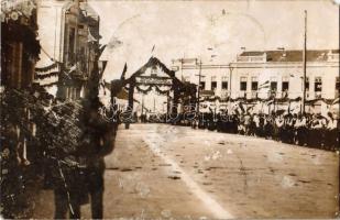 1940 Gyergyószentmiklós, Gheorgheni; bevonulás, díszkapu Soha többé el nem választhatnak / entry of the Hungarian troops, decorated gate. Original photo! + 1940 Gyergyószentmiklós visszatért So. Stpl (EM)