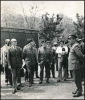 Űrhajósokat ábrázoló fotók, 3 db hátoldalon jelzett fotó, 9×13,5 és 21×18 cm közötti méretekben