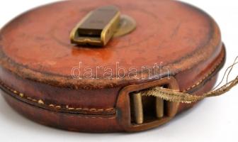 Vászon régi mérőszalag, bőr tokban, jelzett, h: 20 m, d: 12,5 cm, szakadással