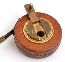 Vászon régi mérőszalag, bőr tokban, jelzett, h: 10 m, d: 7 cm,