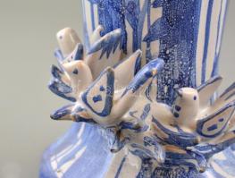 Kalapos nő madárkával, jelzett mázas kerámia szobor, apró lepattanásokkal, m: 35,5 cm