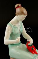 Hollóházi paprikafüzéres nő, kézzel festett, jelzett, apró kopásokkal, m: 26 cm