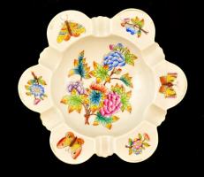 Herendi Viktória mintás hamutál és csikkelnyomó, kézzel festett, jelzett, kopásnyomokkal, d: 15 cm