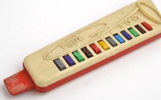 3 db fúvós hangszer: 2 db furulya, 1 db Triola gyermekhangszer