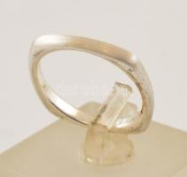Ezüst(Ag) négyszögletes gyűrű, jelzett, méret: 56, nettó: 2 g