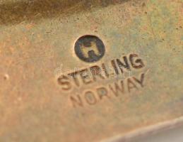 Ezüst(Ag) rózsás zománcozott bross, jelzett, 2,5×1,5 cm, bruttó: 4,6 g