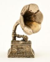 Ezüst(Ag) miniatűr gramofon, jelzett, m: 4,5 cm, nettó: 17,3 g