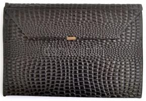 Vegyes írószer tétel, közte tollak, és töltőceruzák, az egyik mappában, sérült, műanyag tokban, ez u...