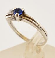 Ezüst(Ag) gyűrű, kék kővel, jelzett, méret: 53, bruttó:1,5 g