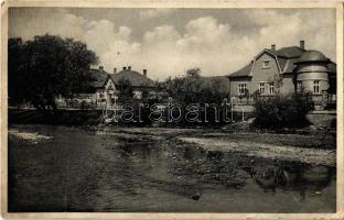 1935 Privigye, Prievidza; utcakép, folyópart. Kiadja B. Gubits / street view, riverbank (EB)