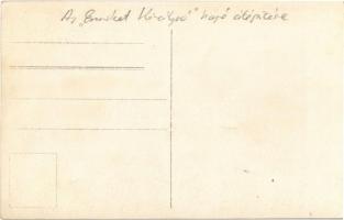 "Erzsébet királyné" gőz. kerekes személyhajó átépítése munkásokkal a fedélzeten / reconstr...