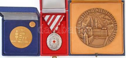 3db-os vegyes külföldi emlékérem és kitüntetés tétel, közte Ausztria DN Alsó-Ausztria Br emlékplakett eredeti dísztokban (89mm); ~1950-1960. Osztrák Vöröskereszt Érdemérem ezüst fokozat ezüstözött kitüntetés mellszalaggal, dísztokban T:1- 3pcs of various commemorative medals and decorations, including Austria ND Lower Austria Br commemorative plaque in original case (89mm); ~1950-1960. Red Cross Merit Medal, silver grade silver plated decoration with ribbon, in case C:AU