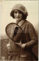 Lady with tennis racket. Weco 10661/3.