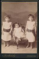 cca 1900 Három testvér, keményhátú fotó Szerdahelyi műterméből, 16,5×10,5 cm