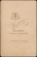 cca 1900 Három testvér, keményhátú fotó Szerdahelyi műterméből, 16,5×10,5 cm