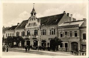 1941 Szászrégen, Reghin; utca, Traugott Keller és Jakab J. üzlete / street view with shops