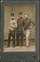 1910 Három katona, keményhátú fotó Helfgott Sámuel budapesti műterméből, hátoldalon a műterem képével, 11×7 cm