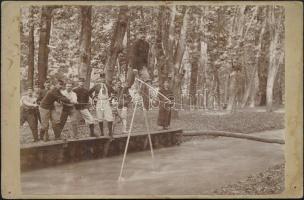 cca 1910 Átkelés a patakon, keményhátú fotó, 11×16,5 cm