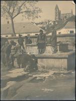 cca 1940 Zsámbék, túrázók a Törökkútnál, háttérben a premontrei templommal, fotó, a sarkain kis gyűrődésekkel, 24x18 cm.
