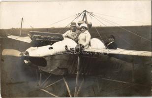 ~1909 Brassó, Kronstadt, Brasov; Előkelő társaság repülőgépben. Adler és Fia fényképészeti műterme / Upscale gentlemen and lady in an aircraft. photo