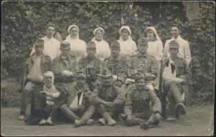 cca 1914-1918 Ápolók és ápoltak, fotólap, 9×14 cm