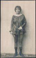 cca 1920 Lány jelmezben, fotólap Takács debreceni műterméből, hidegpecséttel jelzett, 13,5×8,5 cm