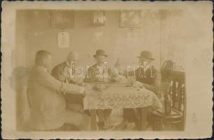 1917 Kártyaparti, fotólap, foltos, 9×14 cm