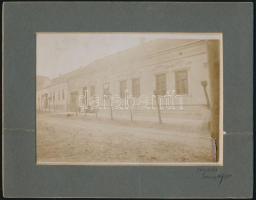 1900 Vörösmart, gyógyszertár, fotó paszpartuban, sérült, 16,5×21 cm