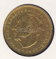 NSZK 1977. 2M aranyozva "Theodor Heuss" érmés, bélyeges borítékon T:2 Ismertetővel!