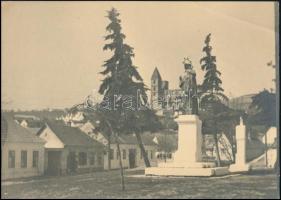 cca 1940 Zsámbék, a háttérben a premontrei templommal, előtérben Nepomuki Szent János szobrával (?), fotó, a sarkain kis gyűrődésekkel, 12x18 cm.