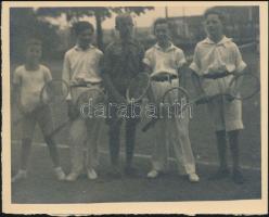 cca 1920-1940 Teniszező gyerkőcök, közte egy cserkésszel, fotó, 12x15 cm.