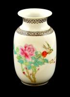 Jelzett kínai madaras váza, részben kézzel festett, apró kopásnyomokkal, m: 13 cm