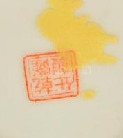 Jelzett kínai madaras váza, részben kézzel festett, apró kopásnyomokkal, m: 13 cm