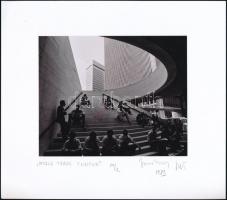 1983 Jankovszky György (1946- ): New York, World Trade Center, 10/2, feliratozva, aláírt, pecséttel jelzett, kartonra kasírozva, 12,5x15,5 cm