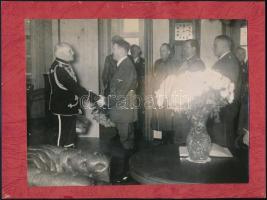 Adolf Hitler hivatalos látogatáson, fotó, papírra ragasztva, 15×20 cm