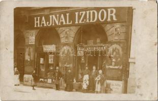 1909 Budapest VI. Hajnal Izidor üzlete, Bensdorp Cacao és Dreher Antal féle palackozott sör kapható, üzlet előtt a tulaj és családja. Izabella utca 92. photo (EM)